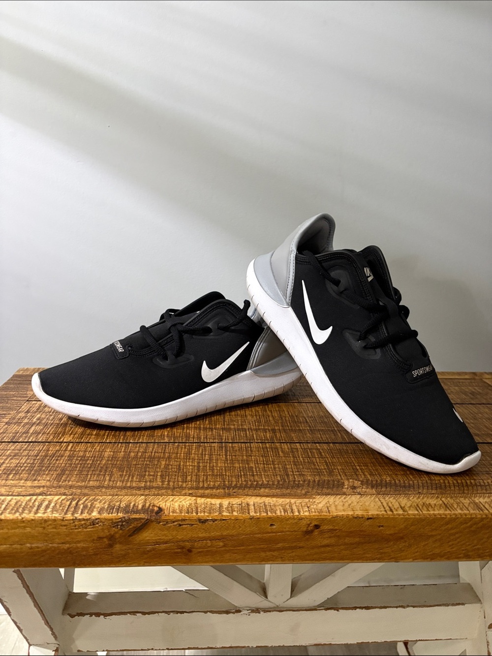 Nike Black and White Woman’s Lightweight Sneakers